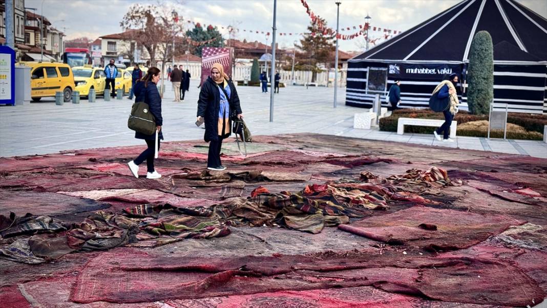 Konya’da sessiz protesto! 105 eski halı Mevlana Meydanı'na serildi 3